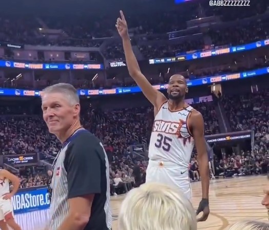  佩頓：兄弟你要上天？KD：你跟我這么大的時候已經(jīng)是球隊第8人了