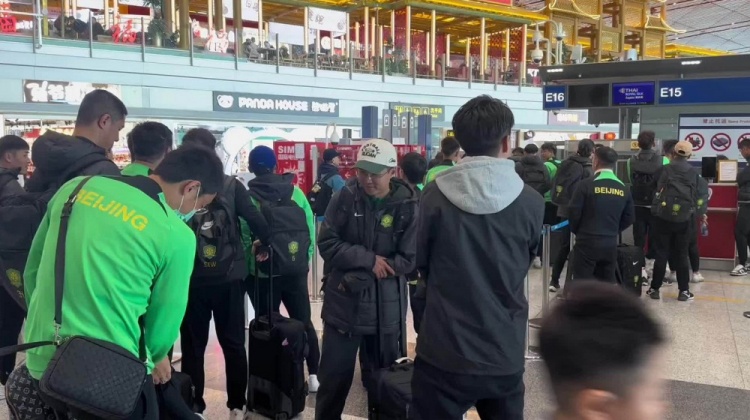  博主：昨天遭遇停飛休息一晚，國安隊首都機場今日再出發(fā)