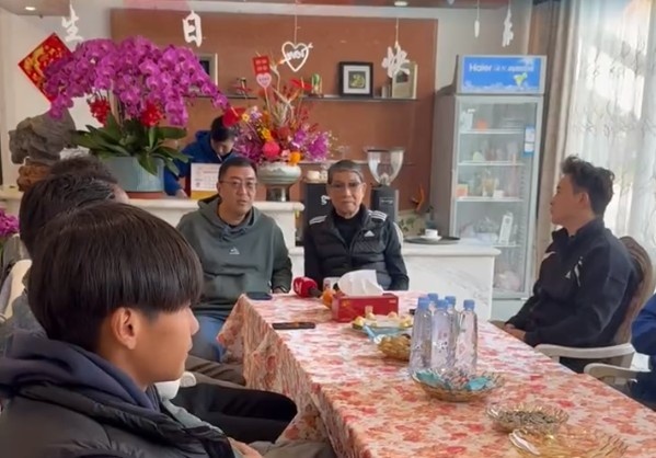  申花董事長谷際慶帶領(lǐng)部分球員，前往崇明基地看望徐根寶指導(dǎo)