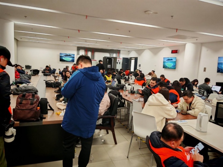  記者曬超級杯報道現場圖：中國足球2025第一戰(zhàn)，關注度拉滿