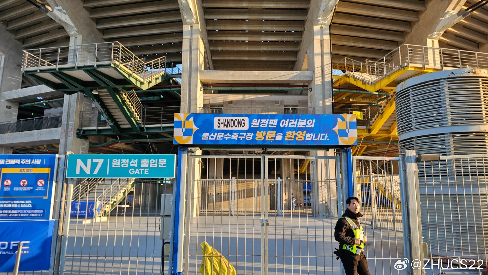  博主：蔚山現(xiàn)場(chǎng)工作人員、轉(zhuǎn)播車(chē)、安保在準(zhǔn)備撤場(chǎng)，場(chǎng)外一片安靜