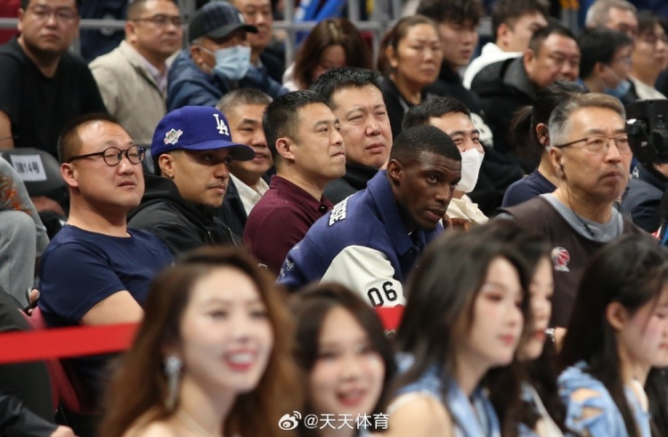  真籃球迷！國安外援法比奧攜玉昆外援科斯塔來到五棵松觀戰(zhàn)CBA