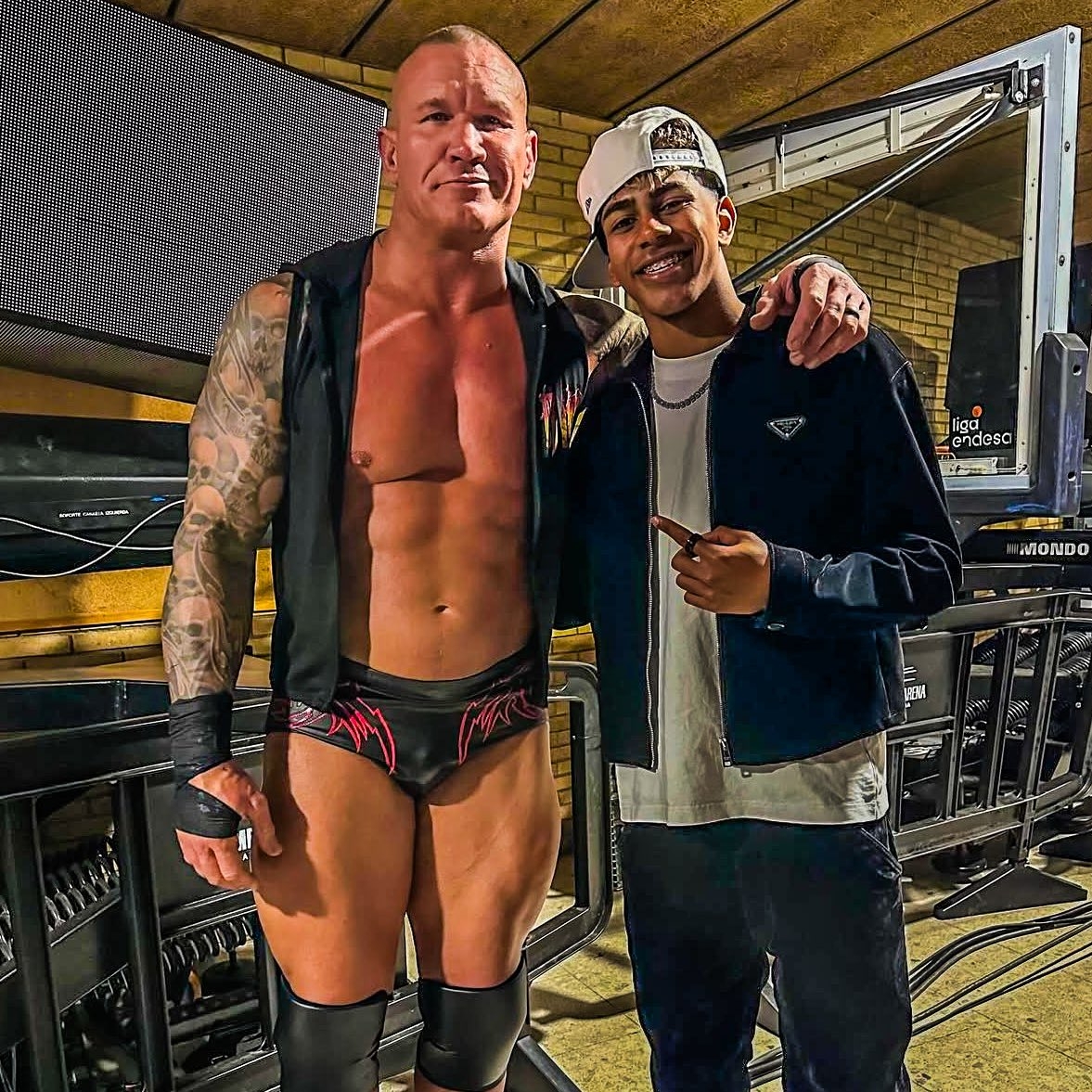  小心RKO！亞馬爾現(xiàn)場觀戰(zhàn)WWE，和奧爾頓、Triple H等合影