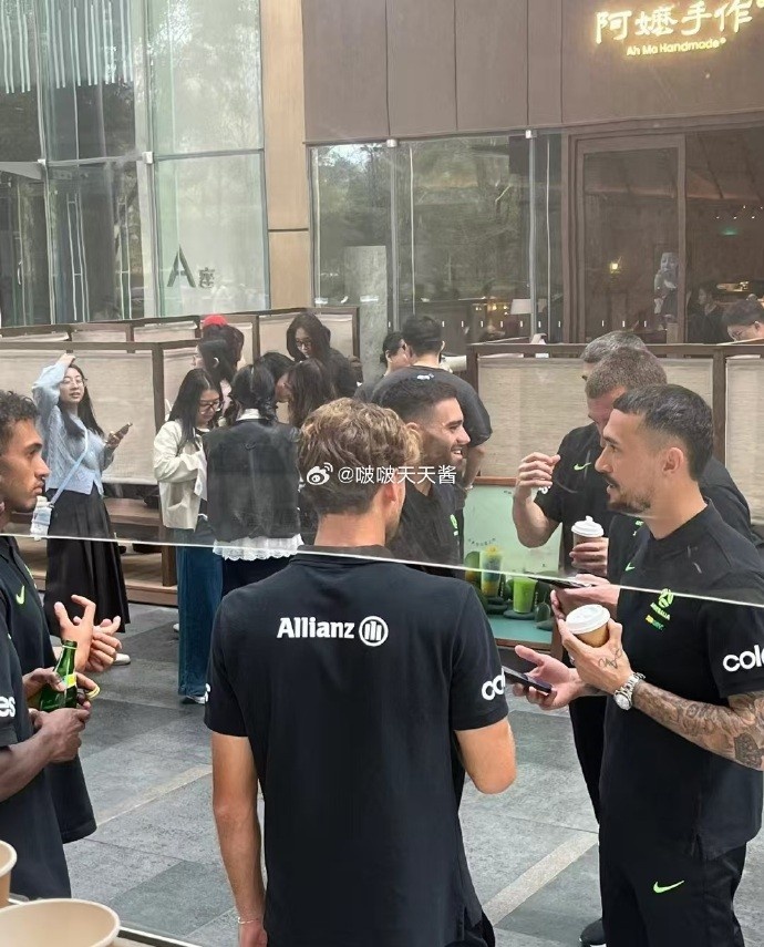  松弛感拉滿！澳大利亞隊員在杭州街頭喝奶茶