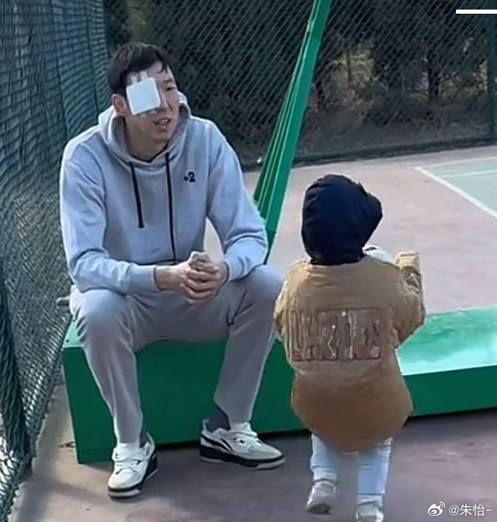  顧家好男人！記者曬出周琦手術(shù)后回歸家庭帶娃照片